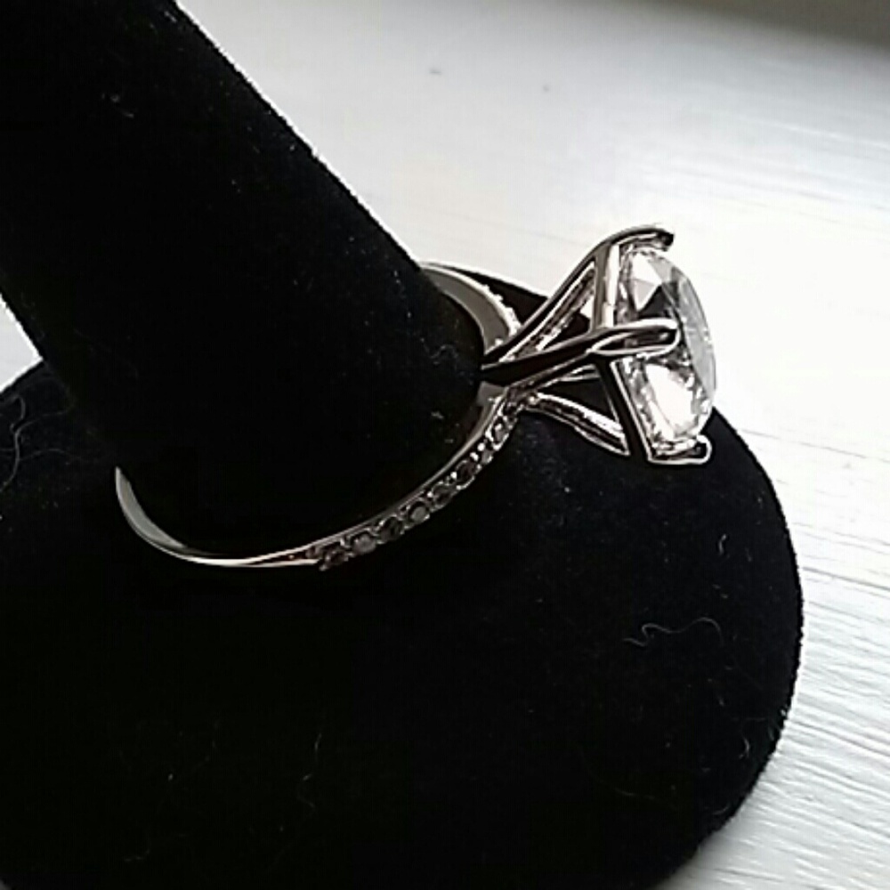 Gorgeous White Sapphire Solitaire Ring - Picture 6 of 7